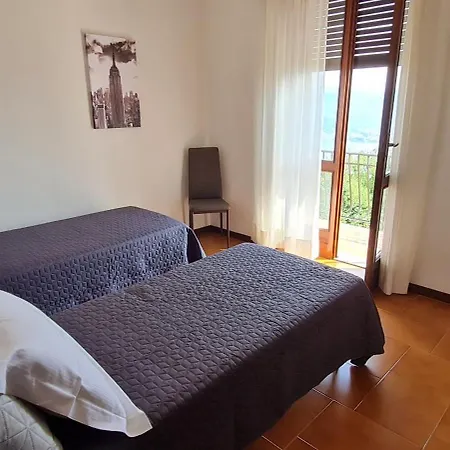 Casabelvederestresa Apt 3 Apartment *